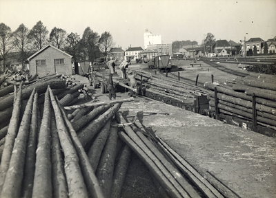 163626 Afbeelding van het vervoer van boomstammen bij de houtlading van het N.S.-station Winterswijk te Winterswijk.